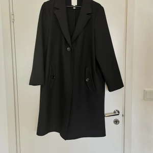 Perfekt höstkappa!  - Säljer denna bekväma och varma kappa i strl M.  Perfekt att ha under hösten! Kappan är av fin kvalité och säljs endast för 300 kr.  Finns att hämta i Skärholmen/Vårberg. I annat fall står köparen för porto. Fler bilder kan självfallet skickas vid intresse. Tveka inte att skicka mig ett PM!