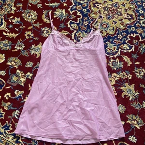 Rosa linne - Lite glittrigt linne med spets upptill😍 aldrig använt men köpt second hand, bra skick! Ganska genomskinlig 