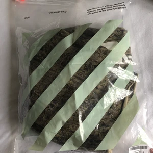 off white hoodie - kom med bud och hör gärna av er vid intresse av en äkta off white hoodie! oversized i storleken