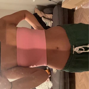 Tubtopp  - Säljer en så snygg tubtopp i en jättefin rosa färg. Tror den är köpt på carlings men märket vet jag inte. 