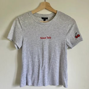 topshop t shirt - gullig topshop tshirt med broderi och körsbär på axeln! köparen står för frakten, passar xs-s <3