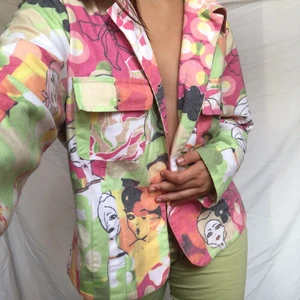 Pastellmönstrad jacka - Underbar jeansjacka med massa pastellfärger och olika motiv som ansikten osv. Köpare står för 66kr frakt. Gott defektfritt second hand skick. Visas på en m men skulle säga att den passar mellan s-l beroende på önskad passform. 