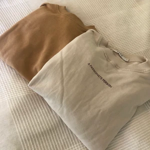 Två sweatshirts från NAKD  - Vit(strl S), beige strl XS. Använda fåtal gånger. Båda för 90 kronor. 