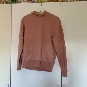 Rosa Hoodie från STAY stl XS - Gammelrosa hoodie från STAY i storlek XS. Plagget tvättas innan det skickas iväg.