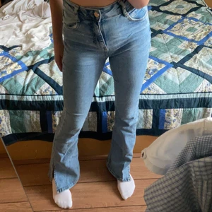 Bootcut jeans - Bootcut jeans i nyskick med slits