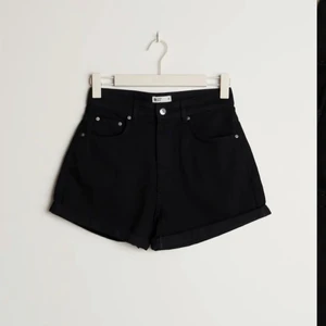 Ginatricot Dagny mom shorts - Super fina shorts som inte är använda, fint skick och är i storlek 32!💞 