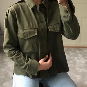 Grön jacka  - Grön jacka från mango i storlek S. Tar emot alla bud 