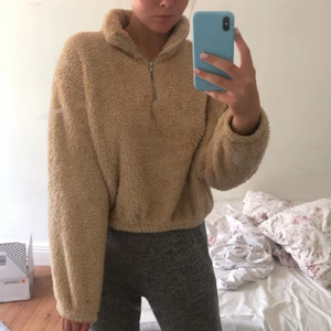 Beige teddytröja  - En jättemysig teddytröja i fluffigt och tjockt material från hm, storlek S. Endast använd och tvättad ett fåtal gånger. 90kr + frakt🧸🤎