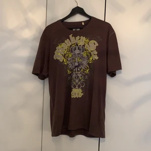 T-shirt - Cool t-shirt i bra skick. Det grön/gula är en svagare färg irl och det gråa är sammetsstyg! :)