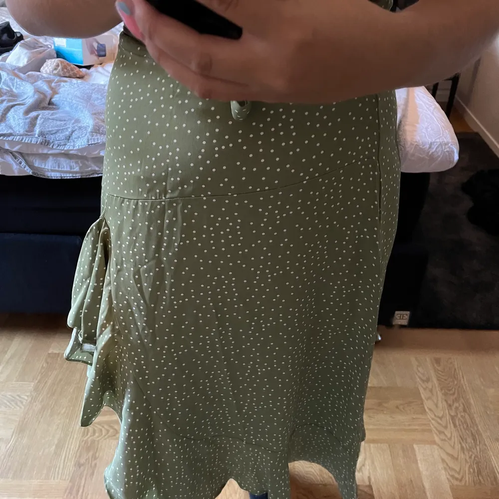 Säljer detta gröna sett med en kjol och en topp. Står ingen storlek i settet men skulle gissa på en M. Vet inte vad det är köpt för men mitt pris är 40kr. Köparen står för frakten💕. Kjolar.