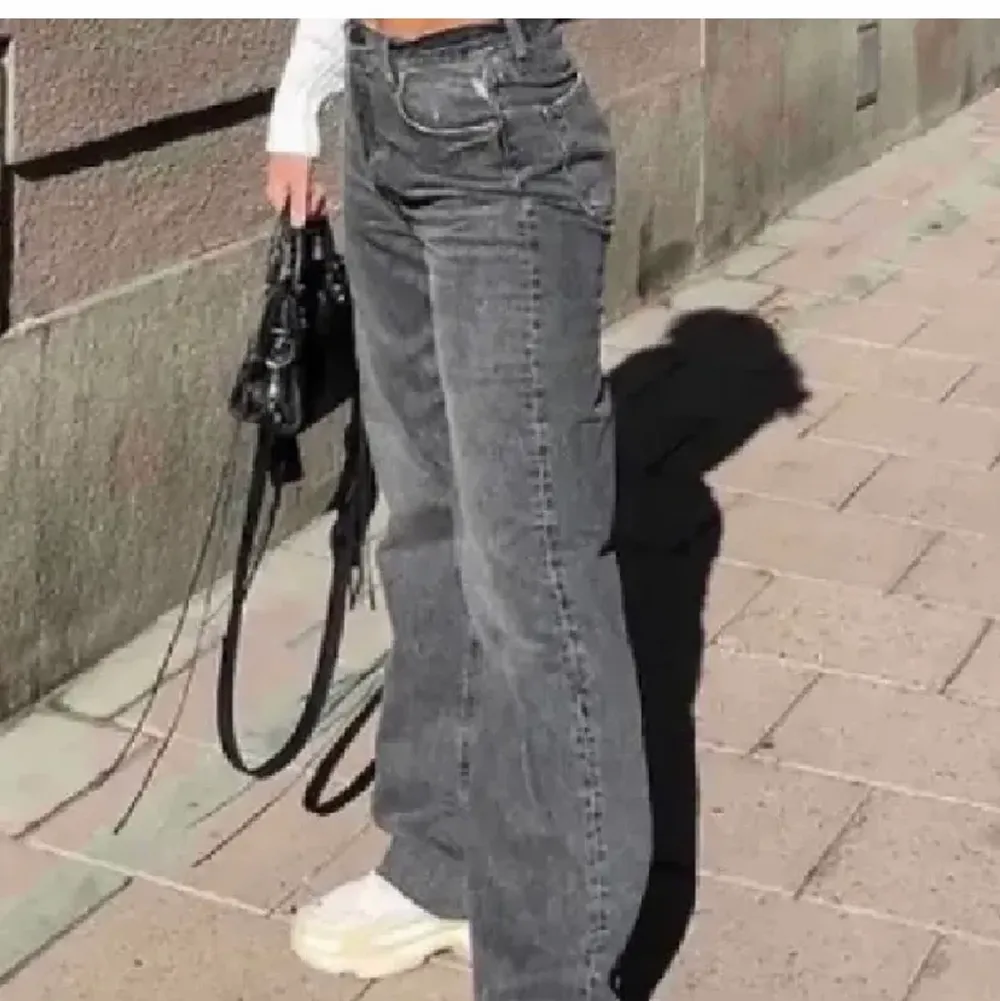 populära zara jeans i storlek 34, sjukt snygga men jag har vuxit ur dom tyvärr😩 nypris är 399, BUDA. Jeans & Byxor.