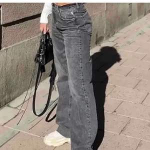 populära zara jeans i storlek 34, sjukt snygga men jag har vuxit ur dom tyvärr😩 nypris är 399, BUDA