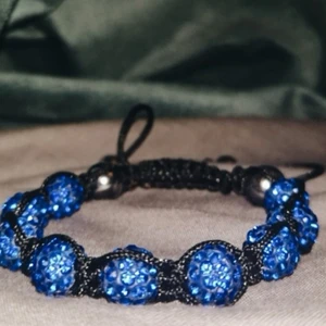 Mörkblått glittrigt boll armband - Ett justerbart vackert armband som passar i alla åldrar! Använd ett par ggr. Kontakta mig om du vill diskutera priset om denna pärla! 