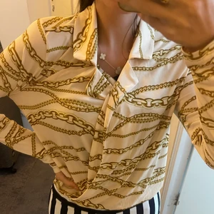 Blus/tröja - Använd endast en gång, jätteskön och fin material 