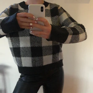 Stickad tröja - Säljer denna supermysiga stickade tröjan från HM i stl XS. Den är väl använd men kan absolut användas mer💓💓Ni får gärna skriva till mig privat för mer info!✌️