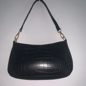 Handväska - Väskan är i bra skick och den passar till nästan vad som helst.