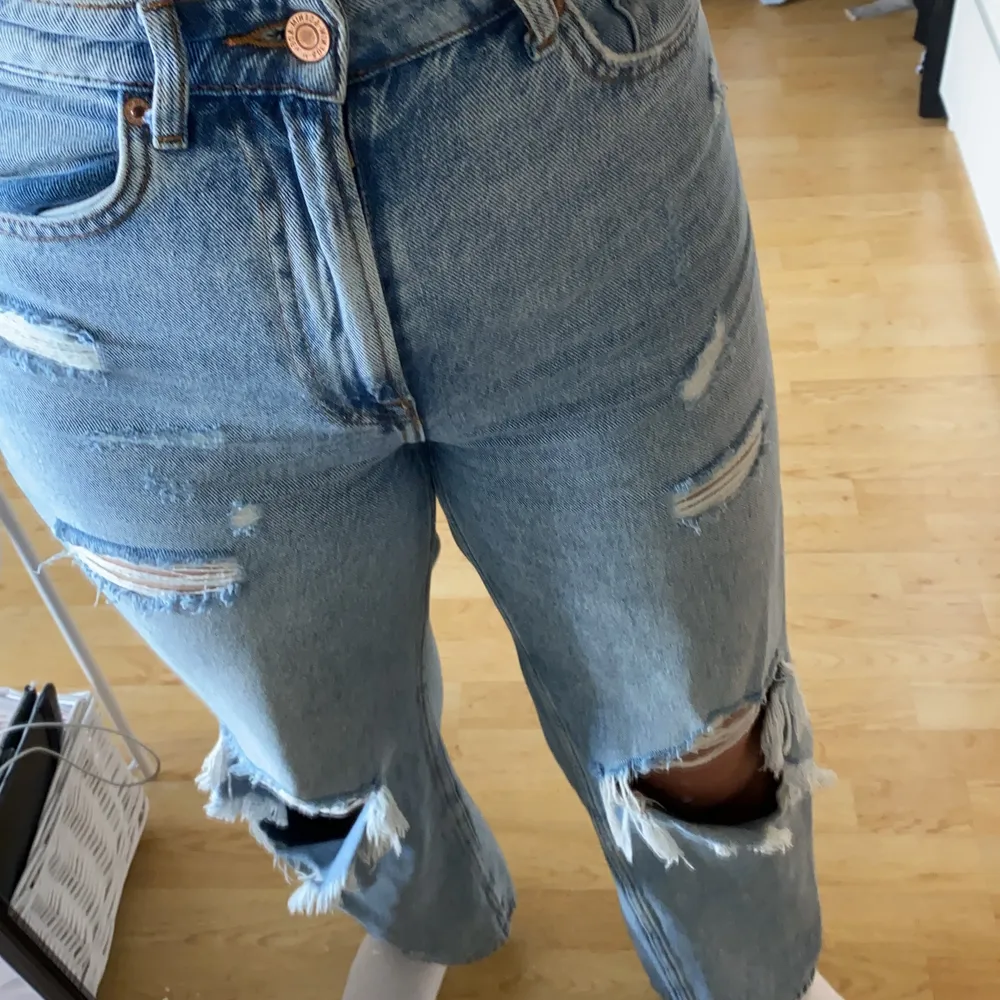 Håliga jeans från hm i storlek 38. Tyvärr blivit för korta för mig där av säljer jag dom. Köptes för 299kr men säljer för 140kr+frakt. . Jeans & Byxor.