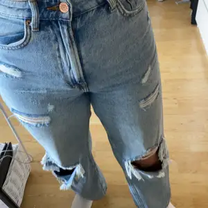 Håliga jeans från hm i storlek 38. Tyvärr blivit för korta för mig där av säljer jag dom. Köptes för 299kr men säljer för 140kr+frakt. 