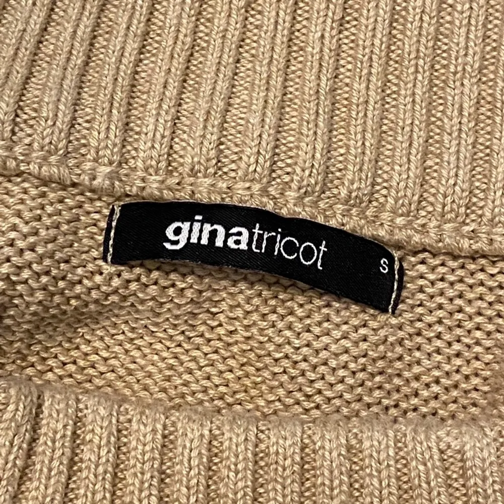 Beige stickad off-shoulder tröja från Gina Tricot. Den är mjuk och skön. Aldrig använt, lappen sitter kvar. Storlek S. . Stickat.