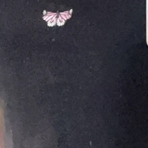 Tajt tröja  - Tajt tröja med en fjäril på är i storlek M men funkar som S och XS 