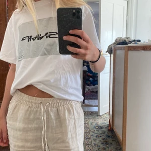 T-shirt med tryck - Oversized t-shirt med tryck. Skicket är använt men inga defekter.