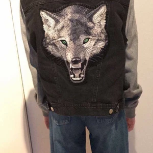 Jacka med varg - Vargen är påsydd själv