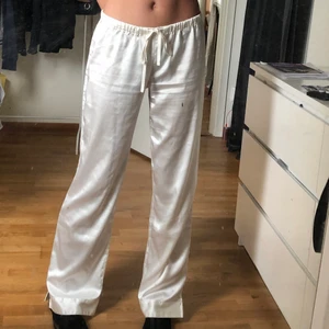 Lågmidjade silkes byxor - Jätte fina lågmidjade silkes byxor köpta second hand. Säljer endast för bra bud och köparen står för frakten☺️