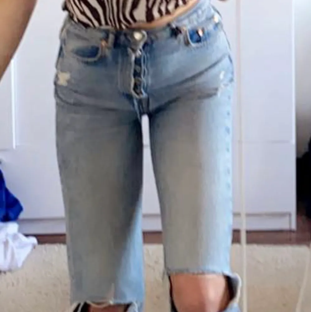 Säljer mina pull and bear jeans då det ej kommer till användning. Sitter perfekt på mig som är 175cm😚 dessa är 34 men passar mig som brukar ha 36. Jeans & Byxor.