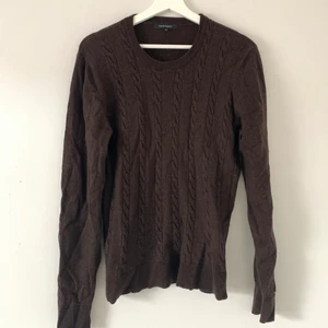 Stickad brun tröja  - En stickad brun tröja! Storlek XL men den är betydligt mindre. Skulle säga att det är en S/M. Köparen står för fraktkostnaden😊