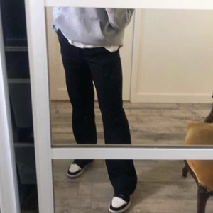 Kostymbyxor -  Kostymbyxor från BikBok som är i super bra skick! Aldrig användt dem så mycket och nu har de blivit för små för mig!! Det är verkligen ett par jätte sköna byxor som passar för alla tillfällen 💓💓💓