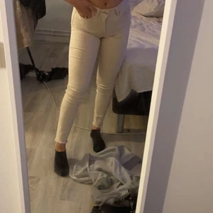 Jeans från only  - Aldirg använd då dom är för små för mig, ganska lågmidjade 