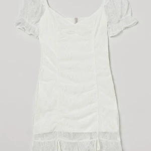 Fin studentklänning - Säljer denna fina klänning i spets som passar perfekt till studenten eller examen. Den är från H&M och är i storlek 38/M. Frakt tillkommer