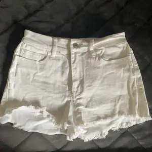 Vita shorts ifrån Abercrombie & Fitch! 🤍