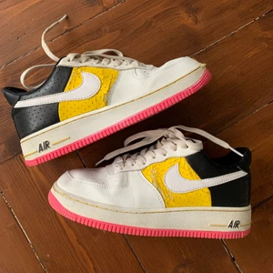 Nike air force storlek 37,5  - Nike air force som är använda men omskötta. Impregnerade och det vita lädret är uppfräschat! Tror dessa är nån ”racing design” men är inte så påläst hehe… men frakt betalar iallafall köparen 🤗