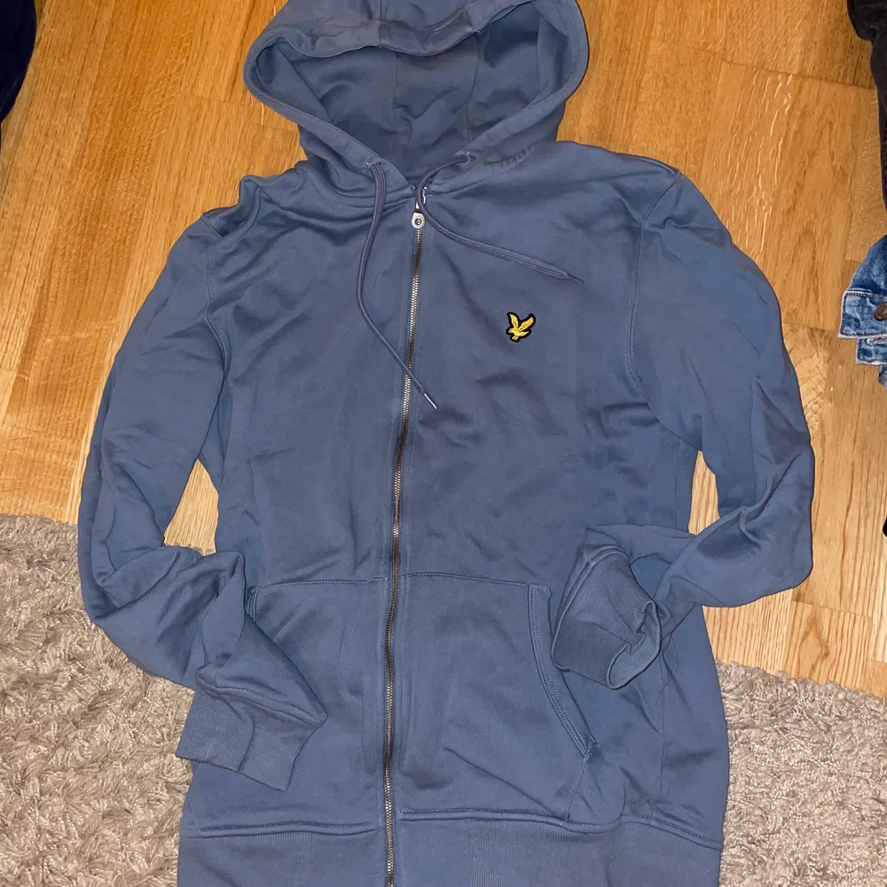 Snygg blå Lyle & Scott hoodie.                                                  Nypris 700kr, säljer för 200kr.                                          Köparen står för frakt, annars kan jag mötas upp i Stockholm.         . Hoodies.