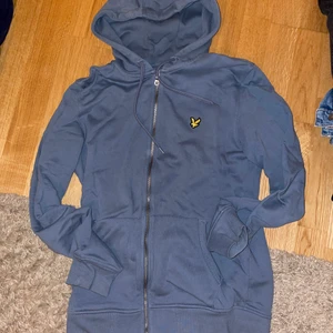 Lyle & Scott hoodie - Snygg blå Lyle & Scott hoodie.                                                  Nypris 700kr, säljer för 200kr.                                          Köparen står för frakt, annars kan jag mötas upp i Stockholm.         