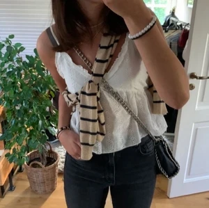 vit volang topp - Så fin volang topp, aldrig använt endast testat den. Justerbara band så passar större & mindre🤍