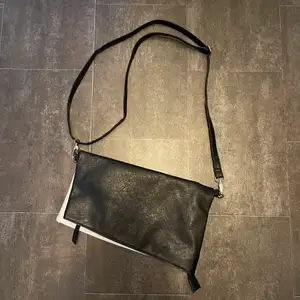 En unik rymlig svartvit väska som jag köpt second hand. I väldigt fint skick! Jag säljer den då den inte kommer till användning hos mig.