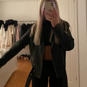 Skinnjacka  - snygg skinnjacka från missguided!! Använd ett fåtal gånger💜💜