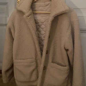 Teddy jacka - Snygg Teddy jacka från by Anastasia som inte säljs längre. Knappt använd därav toppskick. 350kr plus frakt