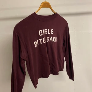 LÅNGÄRMAD TRÖJA FRÅN PULL&BEAR - Vinröd långärmad tröja från Pull & Bear i storlek S! Säljer pga för liten. Köparen står för frakten! <33