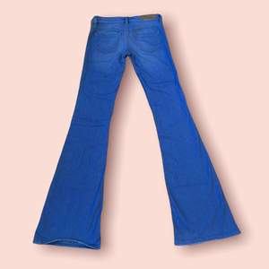 Lågmidjade Diesell jeans. Midjemåttet är 70cm och innerbenslängden är 85cm.  Spårbartfrakt och möts endast upp i Stockholm ☺️