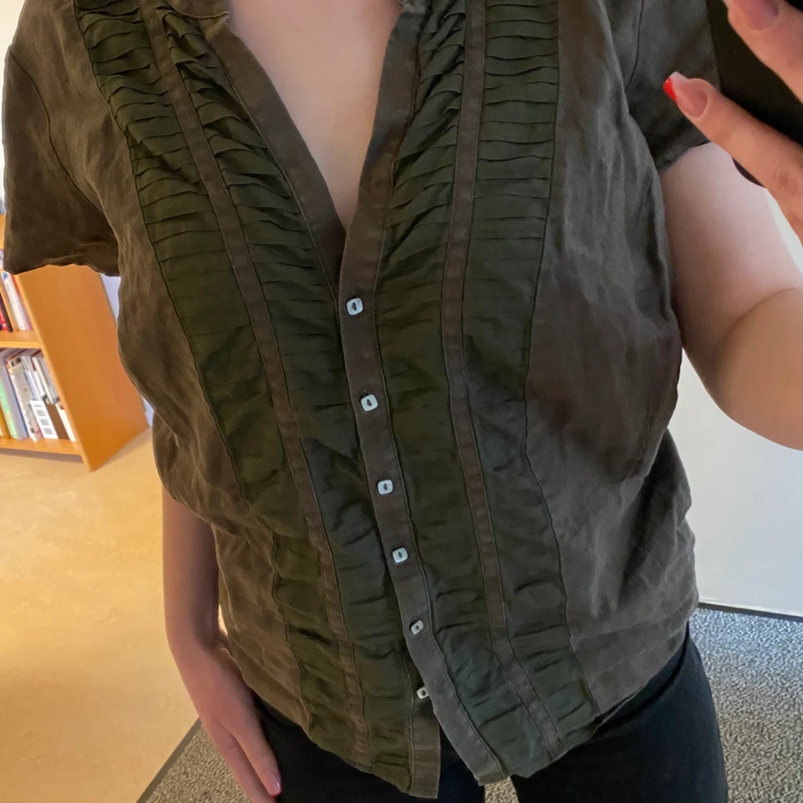 Kortärmad grön/brun blus med knappar - 90