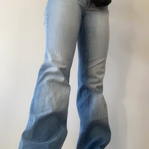 Midwaist bootcut jeans - Ljusa bootcut jeans! Skriv för fler bilder, frakt tillkommer ❤️‍🩹