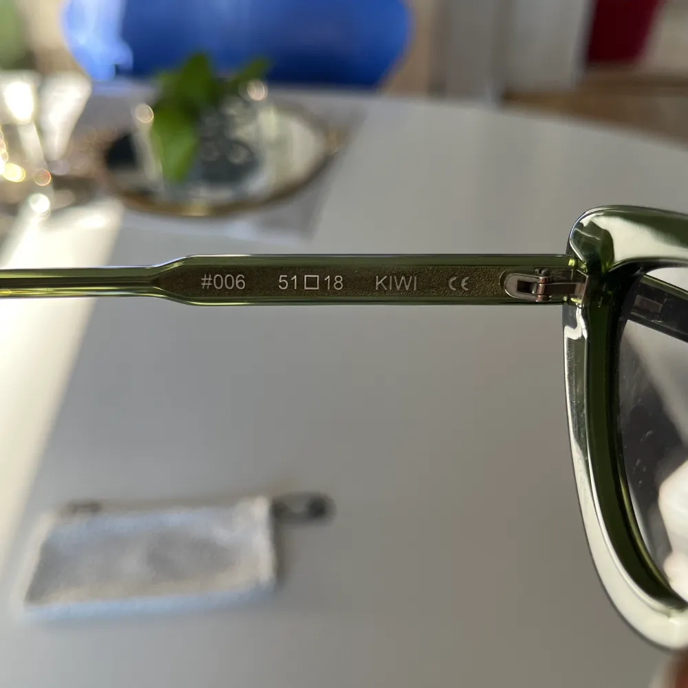 Sköljer ett par Chimi solglasögon i färgen Kiwi och modellen 006. Glasögonen är i nyskick då det har använts ca 3gånger. Orginalkartong, putsduk och fodral medföljer ❤️. Accessoarer.