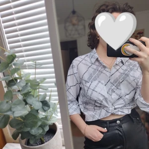 Blus  - Fin blus med text på, sparsamt använd. Kan mötas upp i Lunds, Staffanstorp eller frakta. 🥰