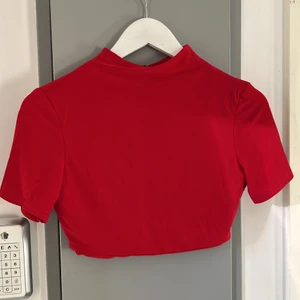 Crop top  - Crop top perfekt till fest! Öppen rygg med knappar. Storlek s.