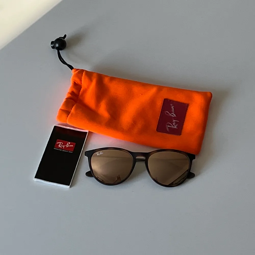 Säljer ett par snygga bruna Ray-Ban solglasögon som är i nyskick! Orginal påse medföljer.❤️ . Accessoarer.