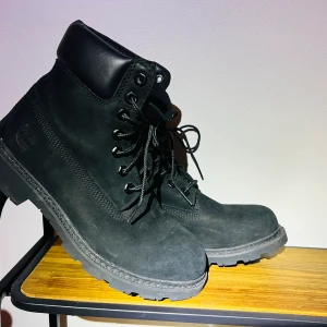 Timberland kängor - strl 40  - Svarta Timberland kängor.  Nyskick, använda ett fåtal gånger men så gott som nya.   Pris kan diskuteras vid snabb och smidig affär.   Kan hämtas i centrala Stockholm. 