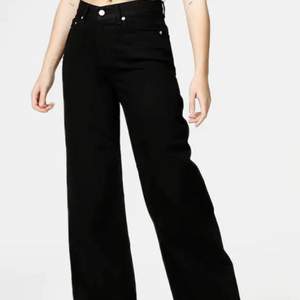 Ett par svarta wideleg jeans som använda 1-2 gånger men inte mer. Köpta för 500kr